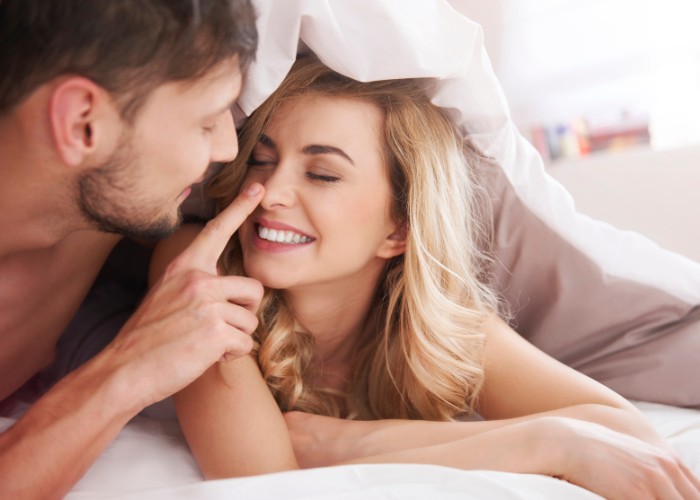 Scheidenflora und Sex: ein Pärchen im Bett