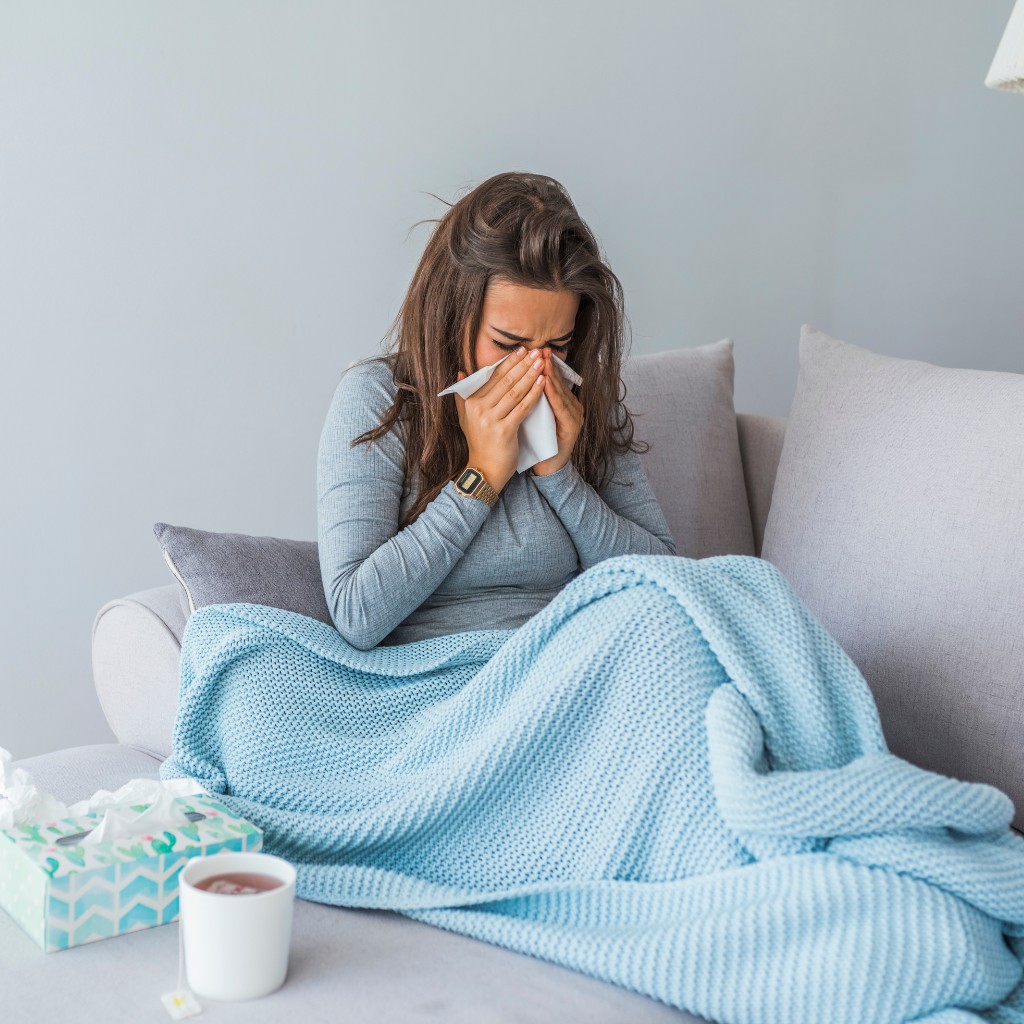 Viren oder Bakterien? Frau leidet unter grippalen Infekt