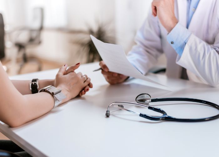 arzt diagnostiziert das chronische fatigue-syndrom bei einer jungen frau