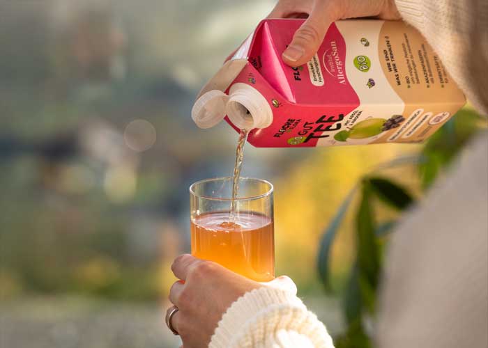 Gut Tee wird in ein Glas eingeschenkt - der darmfreundliche Bio Eistee