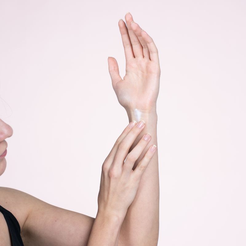 Anwendung von OMNi-BiOTiC SKiN® auf der Hand
