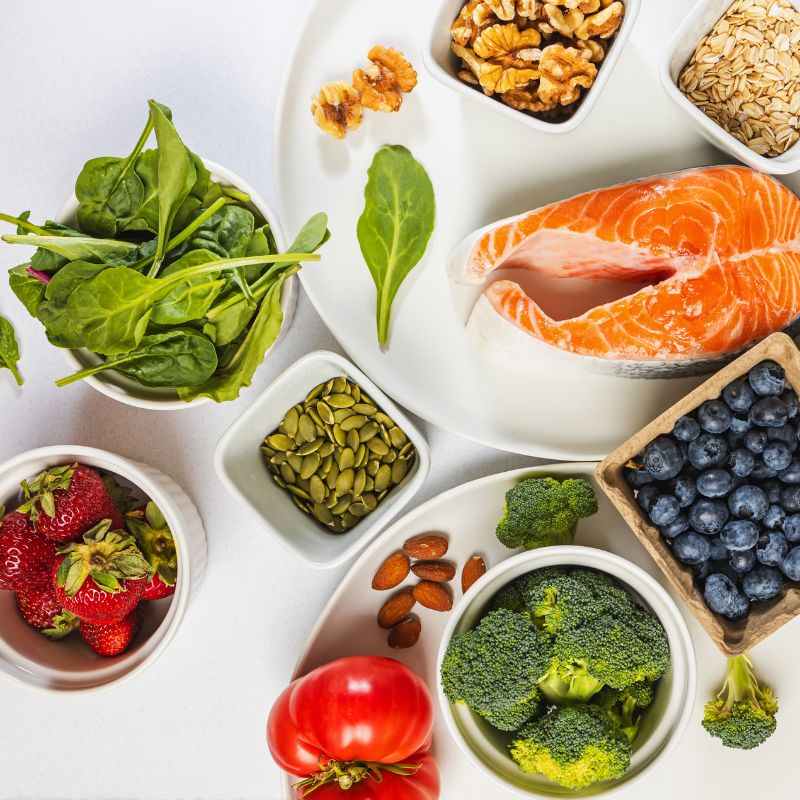 Gesunde Ernährung: viel Obst, Gemüse, Fisch - für ein gesundes Darm-Mikrobiom