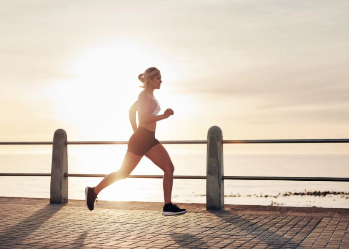Frau läuft im Sommer - beim Sport auf ideale Versorgung achten