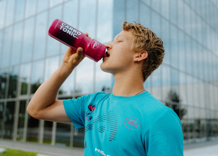 Sebastian Pock trinkt aus einer OMNi-POWER Flasche Fotocredits: Florian Rogner