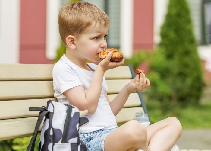 Kleiner Junge isst Croissant - ist Zucker wirklich das Problem?