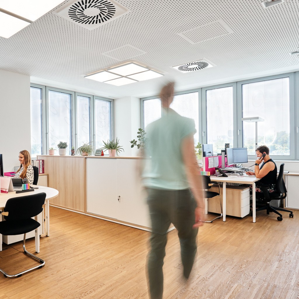 Arbeiten am Institut AllergoSan - Personen im Bürogebäude