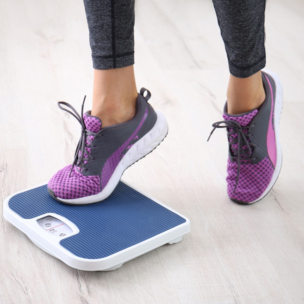 Stoffwechseltyp - Frau steigt auf Waage