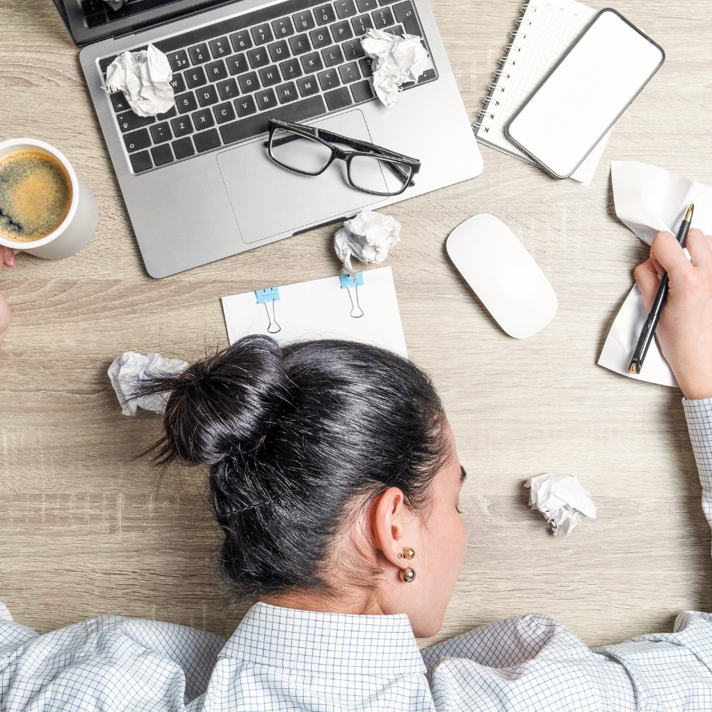 Stress - Testen Sie ihr Stresslevel: Frau schläft vor Laptop