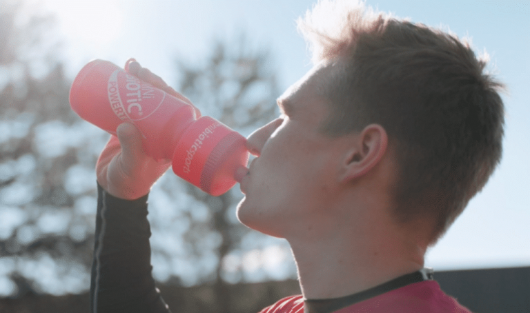 Sportler trinkt OMNi-POWER® Carbotonic