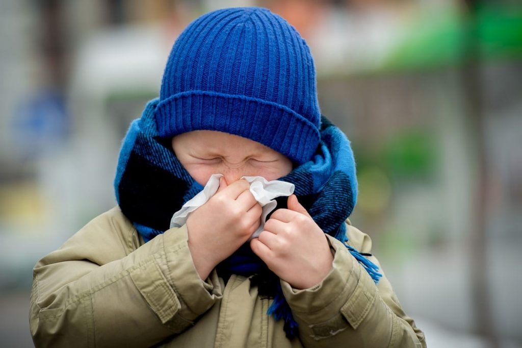Bub schneuzt sich - hat HNO-Probleme