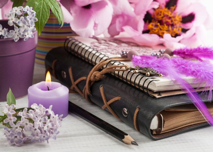 Tagebuch, Kerzen, Lavelndel: Tipps bei Schlafproblemen