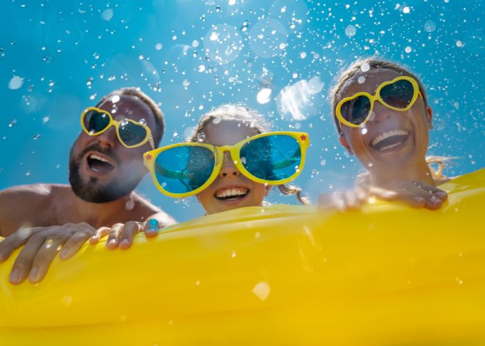 Urlaub mit Kindern: Familie ist im Wasserpark
