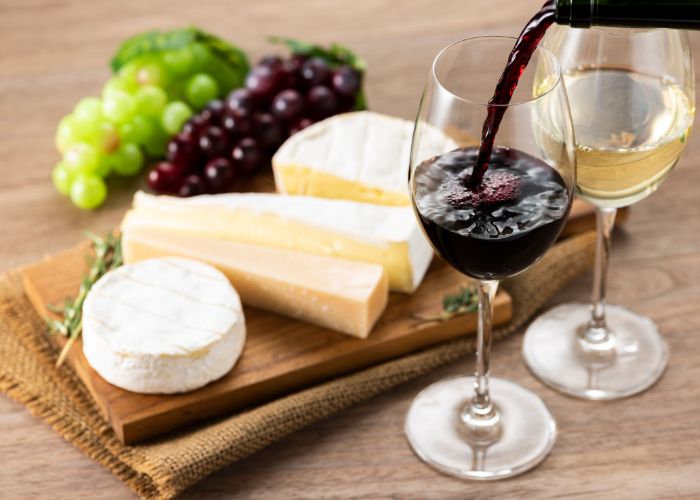 histaminreiche lebensmittel wie lang gereifter käse und rotwein