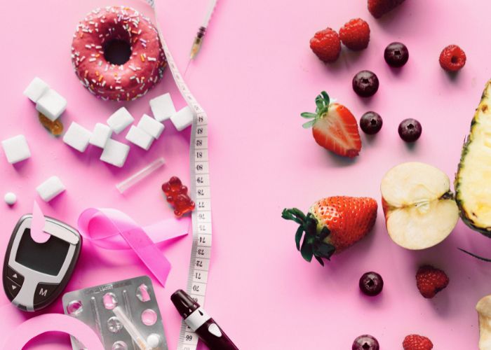 Blutzuckermessgerät mit Zucker und Insulin auf der einen Seite während auf der anderen Seite Beeren sind