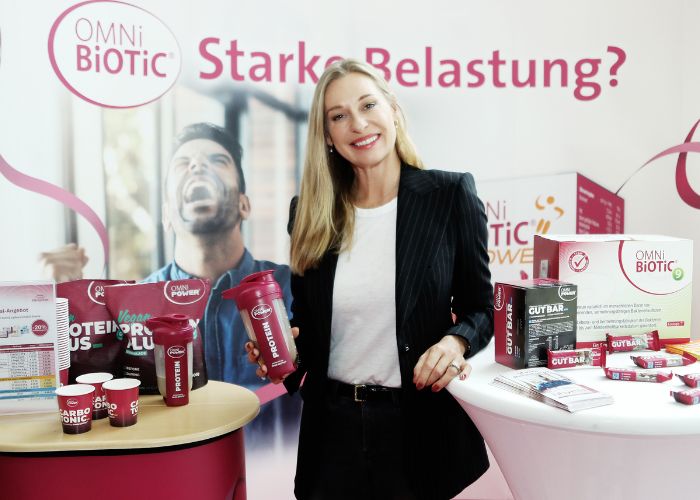 Babsi Schett mit OMNi-BiOTiC® Produkten des Institut AllergoSan
