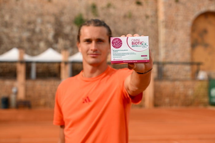 Alexander Zverev hält ein OMNi-BiOTiC® METAtox des Institut AllergoSan
