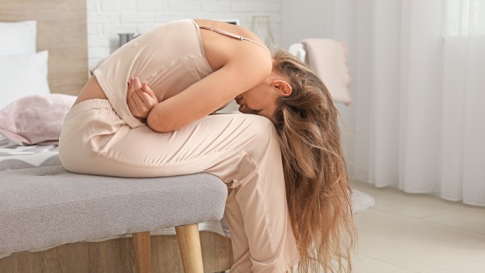 Endometriose - frau mit Unterleibsschmerzen