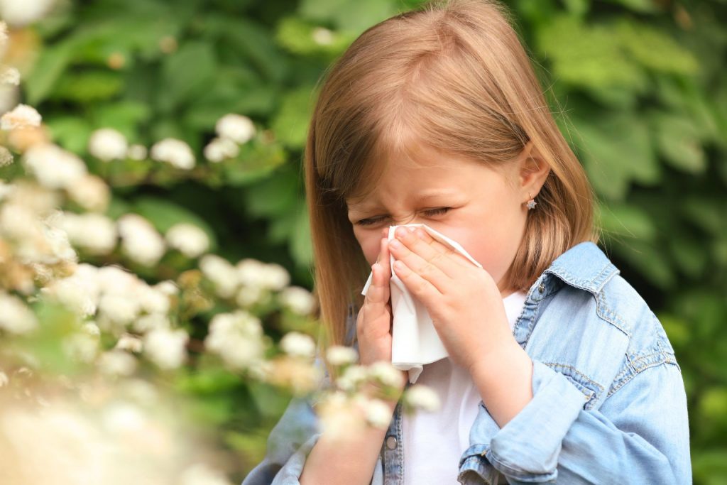 niña con síntomas de alergia al polen en primavera
