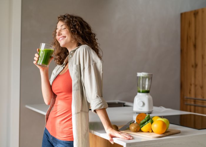donna beve frullato verde